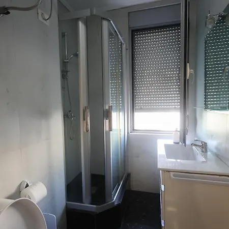 Select 8 * 地拉那